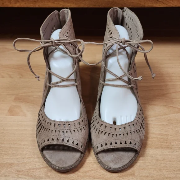 Vince Camuto Suede Leather Tarita Laser Cut Lace Up Ankle Open Toe Heels Sz 13 - Picture 7 of 16